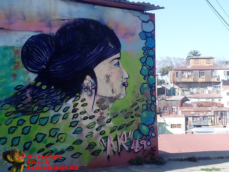 Femme sur mur Valparaiso