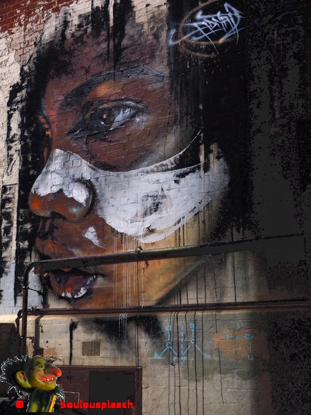 Adelaïde femme arborigène dans une petite rue